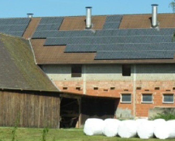 19,27 kWp Anlage auf landwirtschaftlichem Gebäude. Mit 94 Kyocera Module und 3 SMA Wechselrichter. Errichtet 2008 in Schwanstetten Furth.